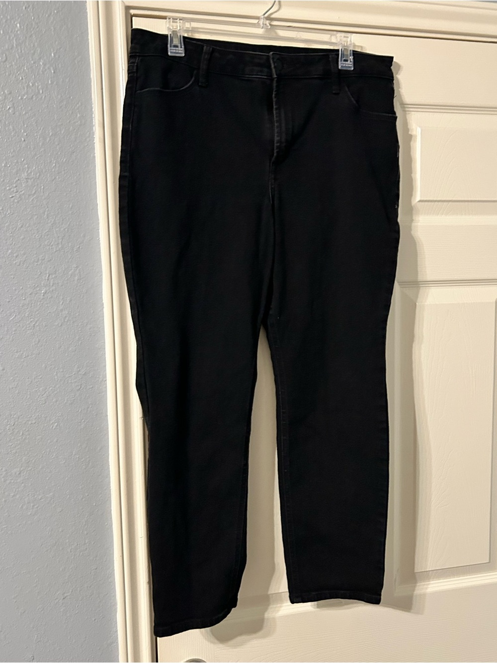 Old Navy Women’s Black Straight-Leg Jeans